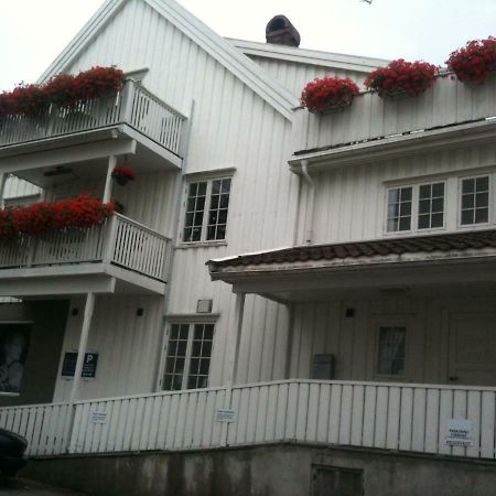 Holsthuset Losji Grimstad  Exterior foto